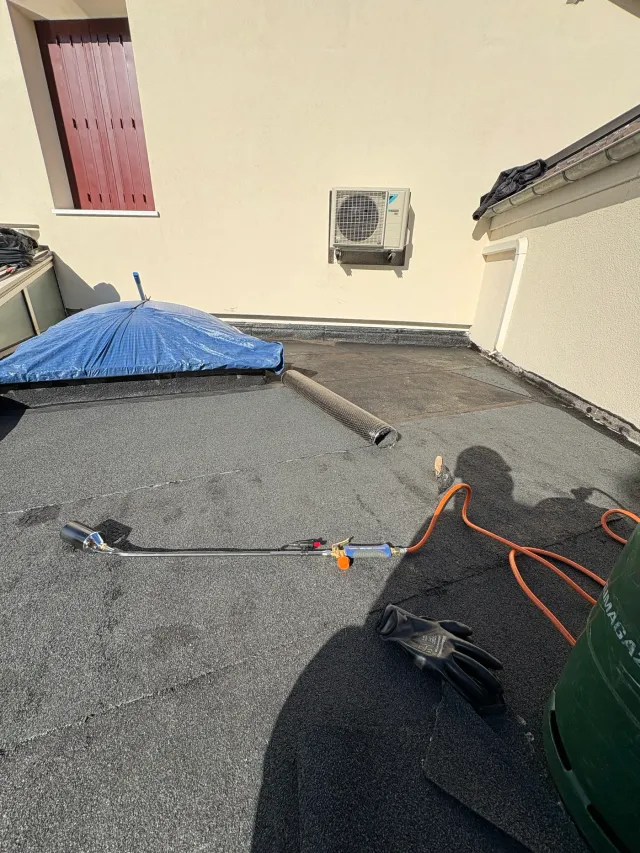 Bâchage d'une toiture endommagée par un couvreur à Rouen