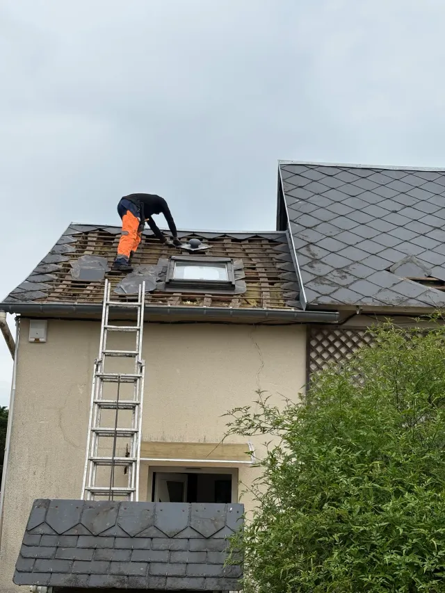 Couvreur intervenant sur une toiture à Bonsecours