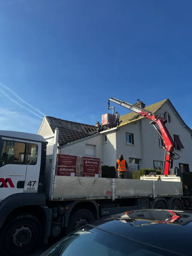 Couvreur travaillant sur une toiture à Darnétal