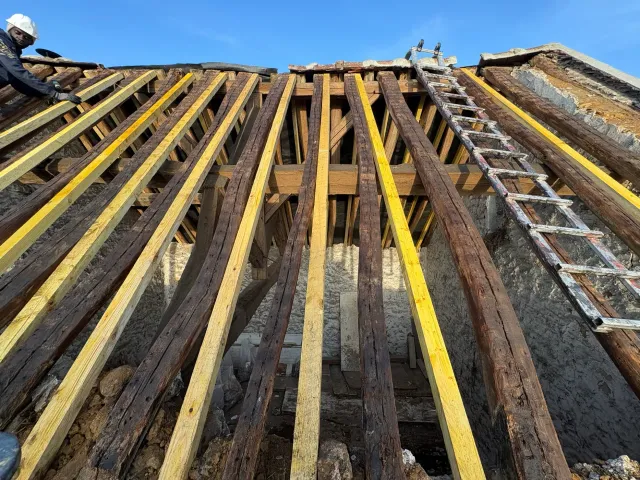 Couvreur intervenant sur une toiture à Mont-Saint-Aignan