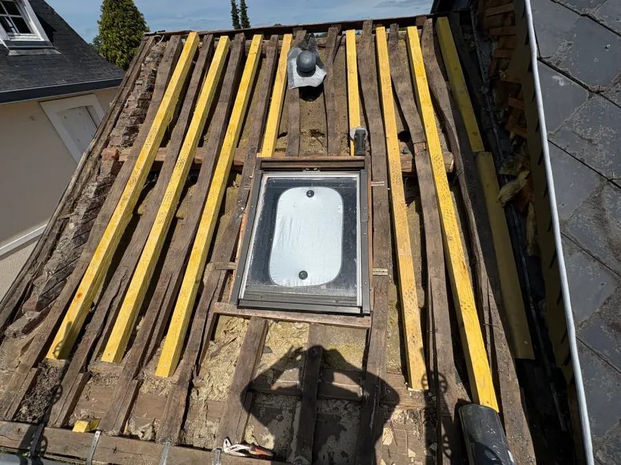 Charpente rénovée et ardoise reposée autour d'un velux par un couvreur à Rouen (après travaux)