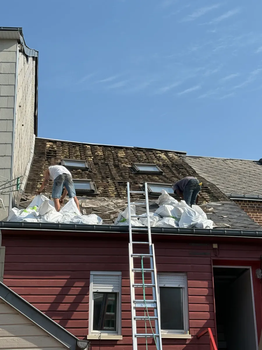 Toiture en ardoise neuve posée en losange autour de fenêtres de toit à Rouen (avant travaux)