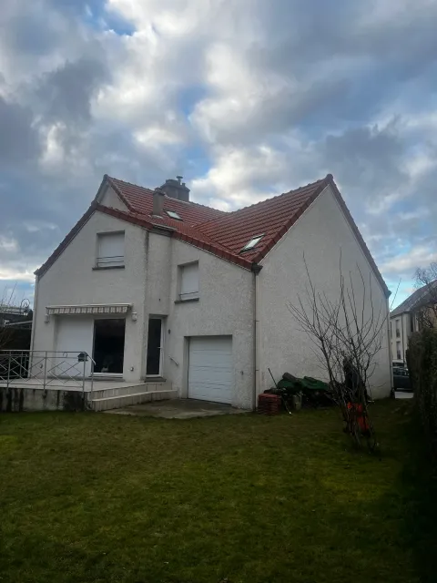 Maison individuelle avec toiture en tuiles neuve posée par un couvreur à Rouen