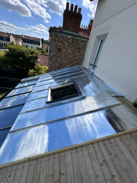 Toiture en zinc rénovée par un couvreur à Rouen
