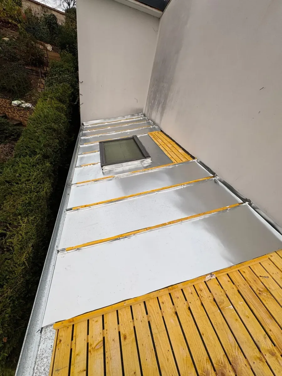 Toiture en zinc rénovée par un couvreur à Rouen (avant travaux)