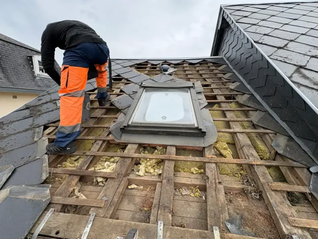 Couvreur intervenant en urgence sur une fuite de toiture à Rouen